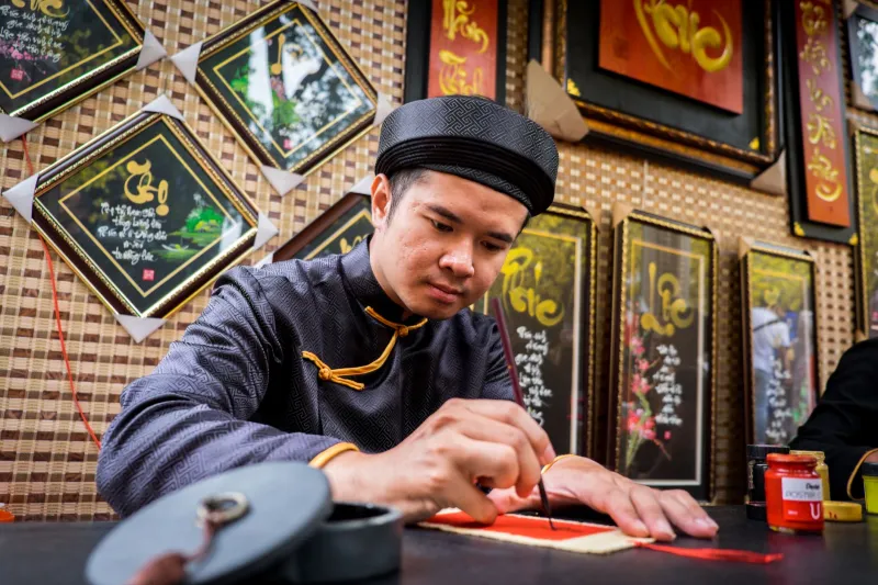 Mực Tàu Và Tâm Hồn: Vì Sao Thư Pháp Việt Đang Trở Thành Liều Thuốc Tinh Thần Cho Người Việt Xa Xứ